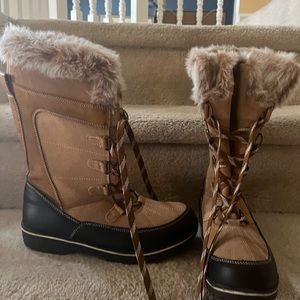 Women’s boots like new worn once size 10 very comfy very warm